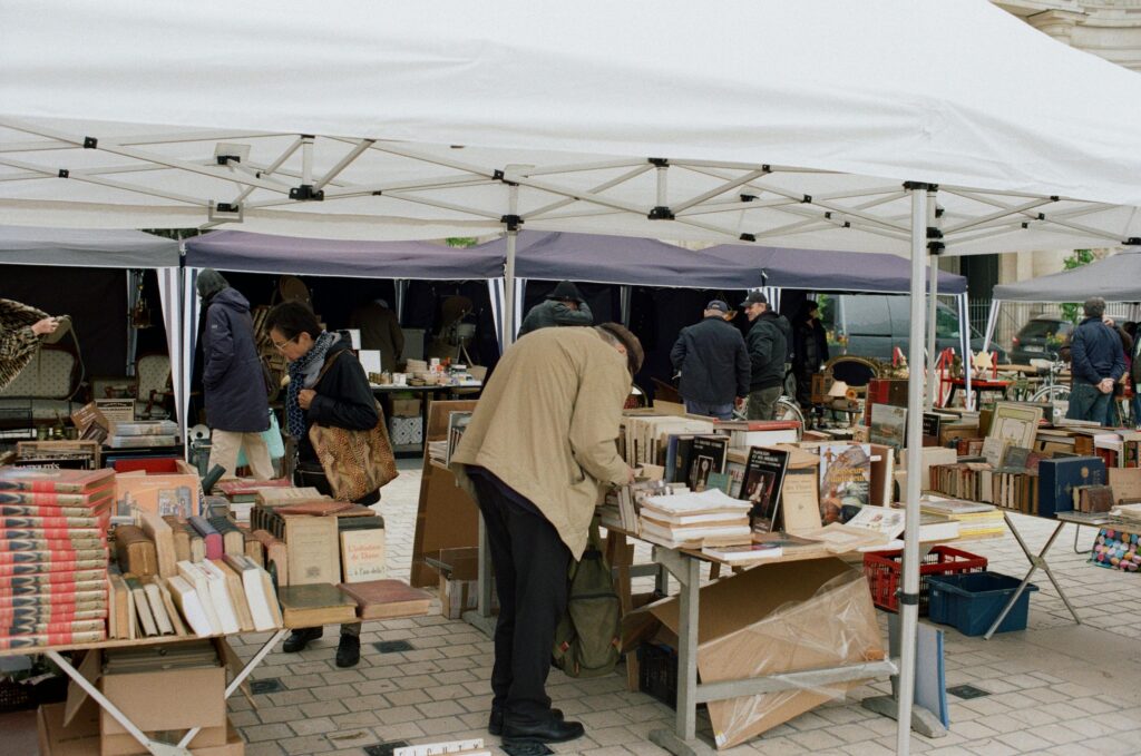 Stand de livres sur le marche de Ramatuelle