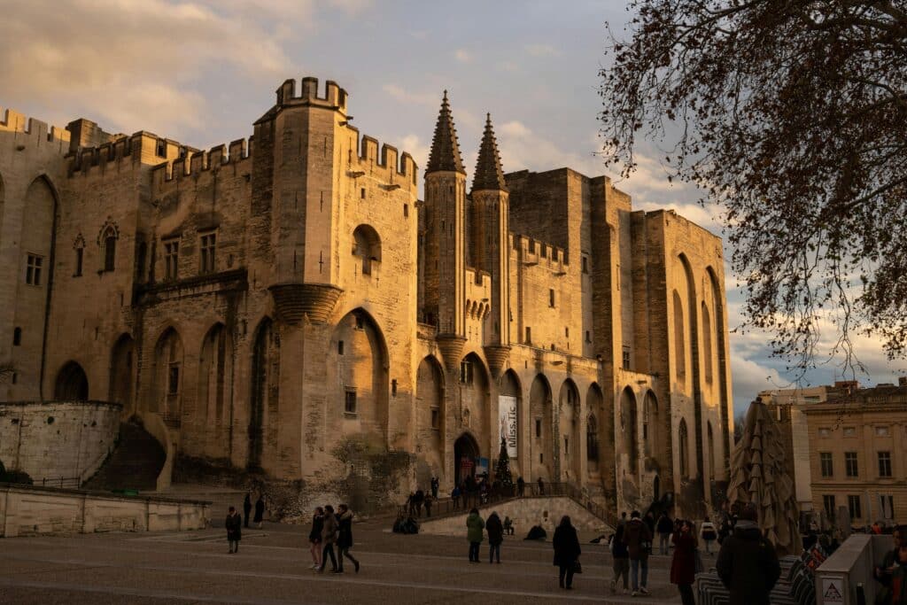 Entree citee medievale Avignon