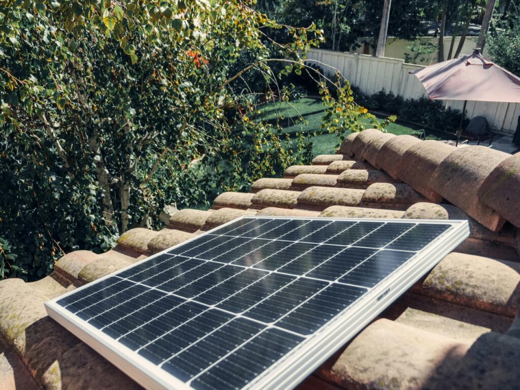 Panneaux solaires sur une petite maison provencale